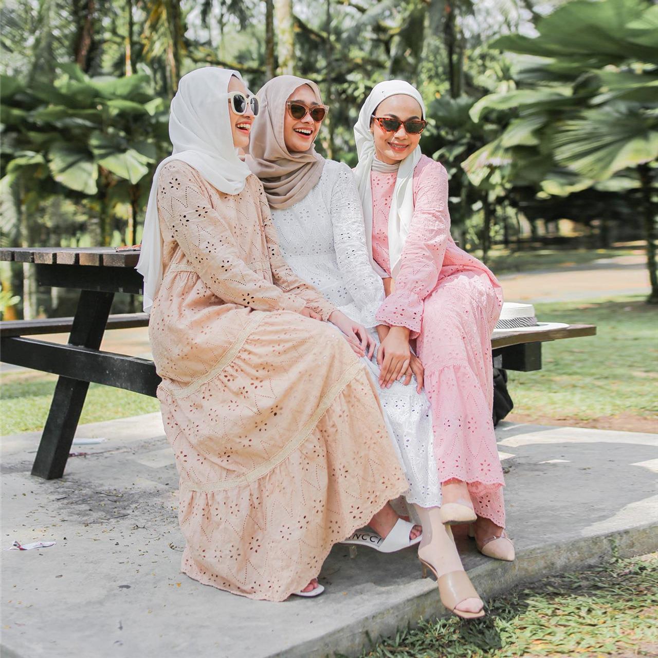インドネシア製中空レースドレス婦人服エスニックステージ衣装花 - Ethnic Fashion Wear のレビューと価格